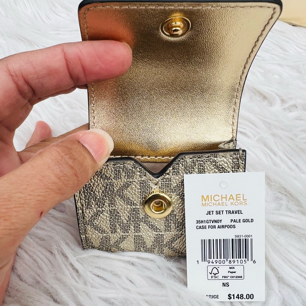 Michael kors AirPods case signature pale gold - Picture 3 of 8